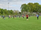 Laatste training S.K.N.W.K. JO9-1 van seizoen 2022-2023 (partijtje tegen de ouders) (164/178)